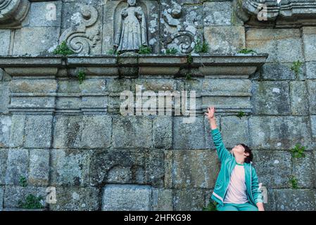 Porträt eines kaukasischen Jungen an der alten Steinmauer in der Kirche Stockfoto