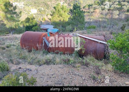 Alte verlassene verrostete Wasserbehälter-Zisterne Stockfoto