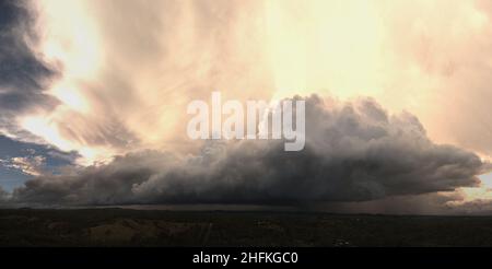 Sommerlicher Regensturm über dem Horse Camp in der Nähe von Gin Gin Queensland Australien Stockfoto