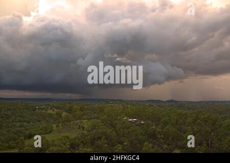 Sommerlicher Regensturm über dem Horse Camp in der Nähe von Gin Gin Queensland Australien Stockfoto