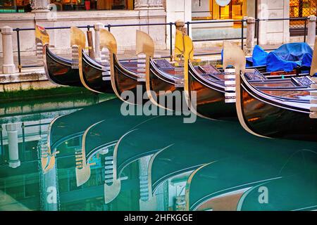 Detail auf dem Stahlbogen venezianischer Gondeln, die in Venedig, Italien, festgemacht sind. Stockfoto