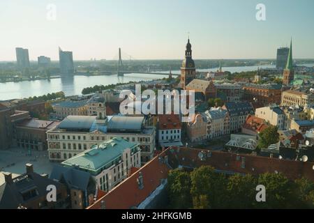 Das Rigaer Altstadtpanorama aus der Luft am Daugava-Ufer in Lettland. Die wunderschöne Panoramalandschaft an einem sonnigen, ruhigen Sommertag. Stockfoto