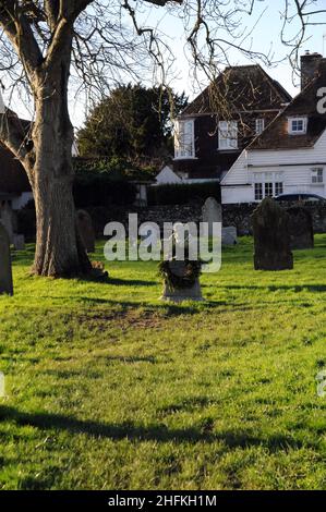 Spike Milligan's Grab und Grabstein, mit Kranz, auf dem Kirchhof des heiligen Thomas des Märtyrers, Winchelsea, East Sussex. Stockfoto