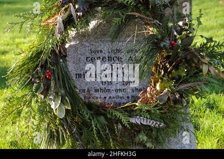 Spike Milligan's Grab und Grabstein, mit Kranz, auf dem Kirchhof des heiligen Thomas des Märtyrers, Winchelsea, East Sussex. Stockfoto