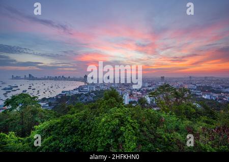 Das Gebäude und die Wolkenkratzer in der Dämmerung am 14.August 2015 in Pattaya, Thailand. Pattaya Stadt ist berühmt für Meersport und Nachtleben Stockfoto