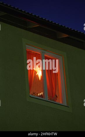 Adventsstern im Fenster, Schweden Stockfoto