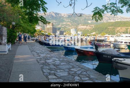 Montenegro - Budva: 9. September 2021: Yachthafen mit vielen Segelyachten, Booten und Wanderern mit Bergblick im Hintergrund. Blick auf Budva Stockfoto