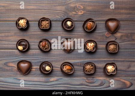 Verschiedene Arten von Schokolade auf farbigem Tisch in Nahaufnahme. Draufsicht und Flat Lay. Stockfoto