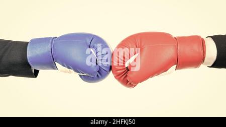 Herausforderung zu kämpfen. Roter Boxhandschuh gegen blauen Handschuh. Unternehmenswettbewerb Stockfoto