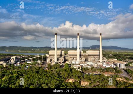 Luftaufnahme des größten Kohlekraftwerks von Queensland in Gladstone, Queensland, Australien Stockfoto