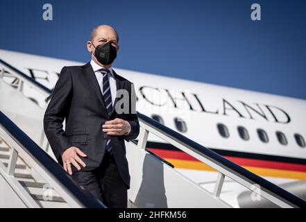 17. Januar 2022, Spanien, Madrid: Bundeskanzler Olaf Scholz (SPD) tritt am Madrider Militärflughafen Torrejón de Ardoz aus dem Flugzeug. Im Rahmen seines ersten Besuchs in Spanien wird Scholz von Premierminister Sánchez empfangen. Es wird erwartet, dass sich ein gemeinsames Mittagessen auf die bilateralen Beziehungen, internationale und europäische politische Fragen und den Kampf gegen die covid Pandemie konzentrieren wird. Foto: Michael Kappeler/dpa Stockfoto