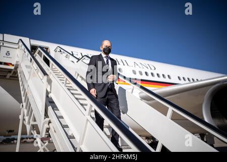 17. Januar 2022, Spanien, Madrid: Bundeskanzler Olaf Scholz (SPD) tritt am Madrider Militärflughafen Torrejón de Ardoz aus dem Flugzeug. Im Rahmen seines ersten Besuchs in Spanien wird Scholz von Premierminister Sánchez empfangen. Es wird erwartet, dass sich ein gemeinsames Mittagessen auf die bilateralen Beziehungen, internationale und europäische politische Fragen und den Kampf gegen die covid Pandemie konzentrieren wird. Foto: Michael Kappeler/dpa Stockfoto