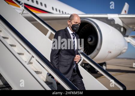 17. Januar 2022, Spanien, Madrid: Bundeskanzler Olaf Scholz (SPD) tritt am Madrider Militärflughafen Torrejón de Ardoz aus dem Flugzeug. Im Rahmen seines ersten Besuchs in Spanien wird Scholz von Premierminister Sánchez empfangen. Es wird erwartet, dass sich ein gemeinsames Mittagessen auf die bilateralen Beziehungen, internationale und europäische politische Fragen und den Kampf gegen die covid Pandemie konzentrieren wird. Foto: Michael Kappeler/dpa Stockfoto