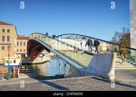 Ponte della Costituzione über dem Canal Grande, Diese von Santiago Calatrava entworfene Brücke verbindet die Stazione di Santa Lucia mit der Piazzale Roma. Venedig, ich Stockfoto