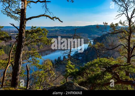 Moldau in der Nähe der Stadt Tyn nad Vltavou. Tschechien. Romantische Naturkulisse. Stockfoto