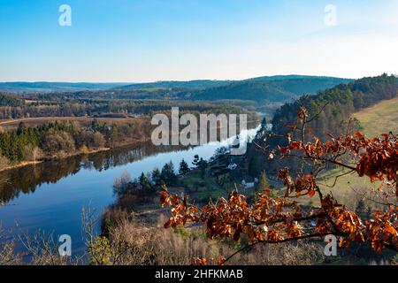 Moldau in der Nähe der Stadt Tyn nad Vltavou. Tschechien. Romantische Naturkulisse. Stockfoto