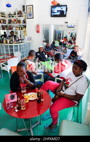 ANGOLA, Gabela Stadt, Schnapsbar, Verkauf von Bier und importierten Spirituosen / Alkohol Aussschank in Bar, importierte Spirituosen und Bier Stockfoto