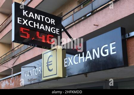 Krakau. Krakau. Polen. An der Fassade ist ein Schild mit Geldwechselservice angebracht. Stockfoto