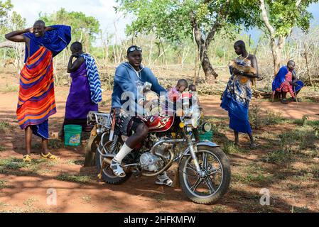 TANSANIA, Korogwe, Massai in Kwalukonge Village, Massai Krieger mit chinesischem Motorrad T-Better produziert von Fekon Motor Company / TANSANIA, Korogwe, Massai im Dorf Kwalukonge, Massai Krieger mit chinesischem Motorrad T-Better hergestellt von Fekon Motor Stockfoto