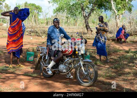 TANSANIA, Korogwe, Massai in Kwalukonge Village, Massai Krieger mit chinesischem Motorrad T-Better produziert von Fekon Motor Company / TANSANIA, Korogwe, Massai im Dorf Kwalukonge, Massai Krieger mit chinesischem Motorrad T-Better hergestellt von Fekon Motor Stockfoto