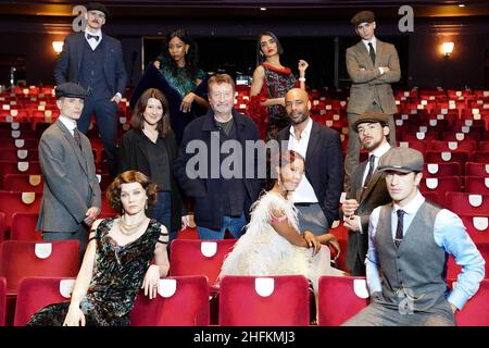 Steven Knight, der Schöpfer von Peaky Blinders (C), Künstlerischer Direktor von Rambert Benoit Swan Pouffer (Mitte rechts) und Chief Executive und Executive Producer von Rambert Helen Shute (Mitte links), posiert während der Pressekonferenz zur Rambert Dance-Produktion von Peaky Blinders für Fotos: Die Erlösung von Thomas Shelby im Dance Hub Birmingham. Bilddatum: Montag, 17. Januar 2022. Stockfoto