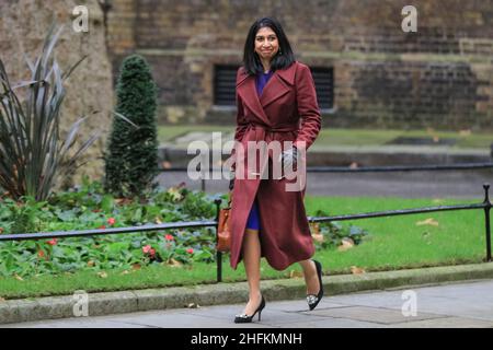 Suella Braverman QC MP, Generalanwältin, Politikerin der britischen Konservativen Partei, lächelt in Downing Street, London Stockfoto