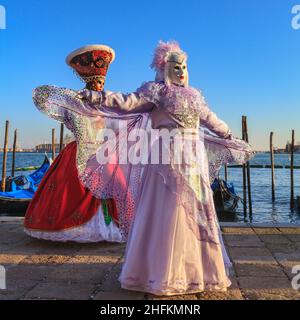 Zwei Frauen in kolossalen Ballkleid historischen Kostüm Phantasie Kleid Pose von der Lagune, Karneval von Venedig, Carnevale di Venezia, Italien Stockfoto