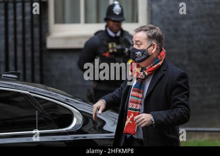 Nigel Adams MP, Staatsminister, in Gesichtsmaske und festlichem Schal, Downing Street, London, Großbritannien Stockfoto