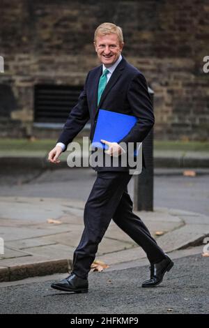 Der Abgeordnete Oliver Dowden, Minister ohne Portfolio und Co-Vorsitzender der Konservativen Partei, geht in der Downing Street spazieren Stockfoto
