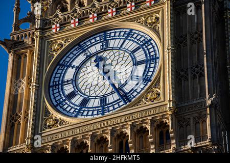 WESTMINSTER, LONDON, GROSSBRITANNIEN. 17th Januar 2022. Die Zifferblätter des Elizabeth Tower, in dem sich die große Glocke (gemeinhin als Big Ben bekannt) befindet, sind in der strahlenden Sonne gebadet und werden enthüllt, während das Gerüst weiterhin vom nationalen Wahrzeichen entfernt wird. Das vor vier Jahren begonnene Big Ben-Restauraitonprojekt wurde zu einem Preis von 80m GBP durchgeführt, die Arbeiten sollen im Laufe des Jahres 2022 abgeschlossen werden. Kredit: amer ghazzal/Alamy Live Nachrichten Stockfoto