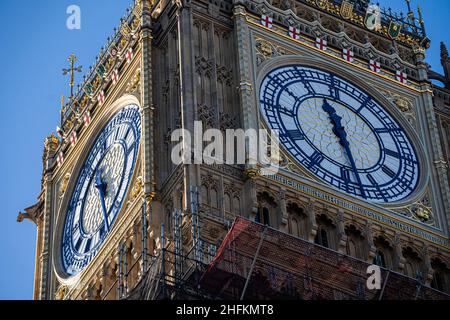 WESTMINSTER, LONDON, GROSSBRITANNIEN. 17th Januar 2022. Die Zifferblätter des Elizabeth Tower, in dem sich die große Glocke (gemeinhin als Big Ben bekannt) befindet, sind in der strahlenden Sonne gebadet und werden enthüllt, während das Gerüst weiterhin vom nationalen Wahrzeichen entfernt wird. Das vor vier Jahren begonnene Big Ben-Restauraitonprojekt wurde zu einem Preis von 80m GBP durchgeführt, die Arbeiten sollen im Laufe des Jahres 2022 abgeschlossen werden. Kredit: amer ghazzal/Alamy Live Nachrichten Stockfoto