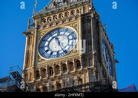 WESTMINSTER, LONDON, GROSSBRITANNIEN. 17th Januar 2022. Die Zifferblätter des Elizabeth Tower, in dem sich die große Glocke (gemeinhin als Big Ben bekannt) befindet, sind in der strahlenden Sonne gebadet und werden enthüllt, während das Gerüst weiterhin vom nationalen Wahrzeichen entfernt wird. Das vor vier Jahren begonnene Big Ben-Restauraitonprojekt wurde zu einem Preis von 80m GBP durchgeführt, die Arbeiten sollen im Laufe des Jahres 2022 abgeschlossen werden. Kredit: amer ghazzal/Alamy Live Nachrichten Stockfoto