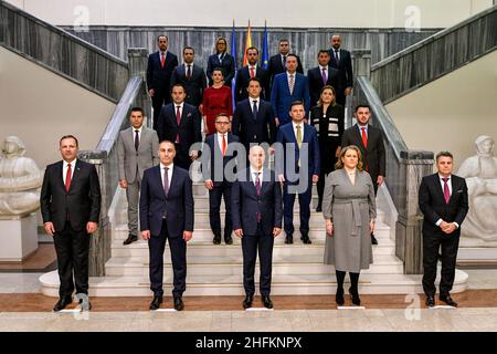 Skopje, Nordmakedonien. 16th Januar 2022. Dimitar Kovachevski (C, Front), der Führer der regierenden Sozialdemokratischen Union Mazedoniens (SDSM), posiert für ein Gruppenfoto mit Mitgliedern des neuen Kabinetts in Skopje, Nord-Mazedonien, am 16. Januar 2022. Das Parlament von Nord-Mazedonien billigte am späten Sonntag die Bildung der neuen Regierung des Landes, die von Kovachevski, dem neuen Premierminister, geleitet werden soll. Quelle: Tomislav Georgiev/Xinhua/Alamy Live News Stockfoto