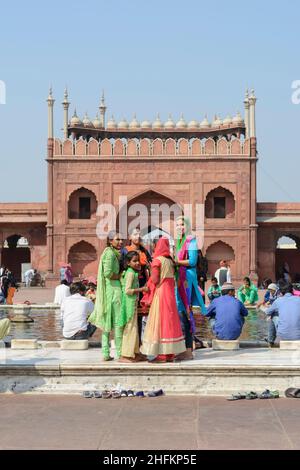 Fünf junge muslimische Mädchen treffen sich mit Gläubigen und Touristen in der Jama Masjid Moschee, einer der größten Moscheen in Indien, Alt-Delhi, Indien und Südasien Stockfoto