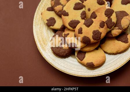 Schöne Ostereier geformte Kekse auf Holztisch Stockfoto