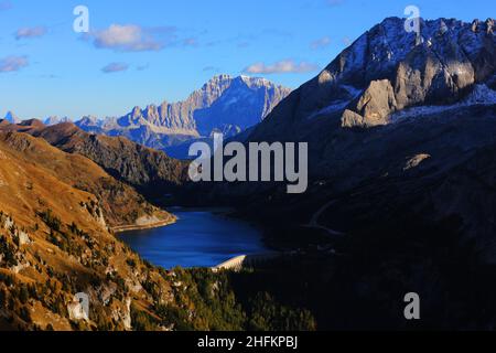 Südtirol Marmolata, Marmolada, Dolomiten, Panorama mit atemberaubender Wolkenstimmung und Fedaia Stausee in den Dolomiten in Italien Stockfoto