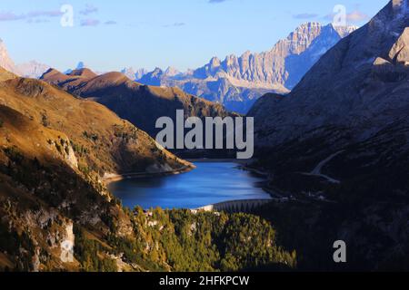 Südtirol Marmolata, Marmolada, Dolomiten, Panorama mit atemberaubender Wolkenstimmung und Fedaia Stausee in den Dolomiten in Italien Stockfoto