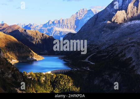 Südtirol Marmolata, Marmolada, Dolomiten, Panorama mit atemberaubender Wolkenstimmung und Fedaia Stausee in den Dolomiten in Italien Stockfoto