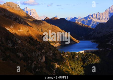 Südtirol Marmolata, Marmolada, Dolomiten, Panorama mit atemberaubender Wolkenstimmung und Fedaia Stausee in den Dolomiten in Italien Stockfoto