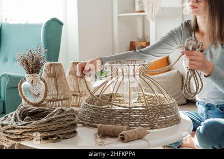 Frau macht handgemachte diy Lampe aus Jute Seil Stockfoto