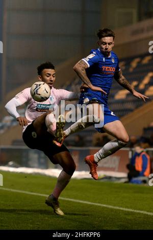 Cameron Coxe von Colchester United schaut vorbei an Remeao Hutton von Barrow - Colchester United / Barrow, Sky Bet League Two, JobServe Community Stadium, Colchester, Großbritannien - 15th. Januar 2022 nur für die redaktionelle Verwendung - es gelten die Einschränkungen von DataCo Stockfoto