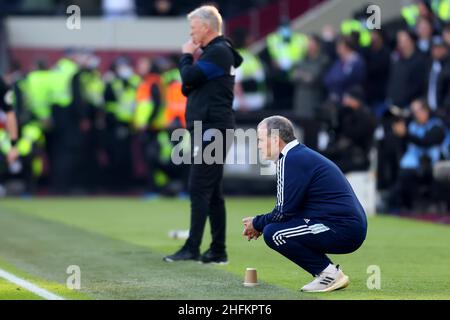 Leeds United Manager Marcelo Bielsa fpitch Seite mit West Ham United Manager David Moyes - West Ham United / Leeds United, Premier League, London Stadium, London, UK - 16th. Januar 2022 nur zur redaktionellen Verwendung - es gelten DataCo-Einschränkungen Stockfoto