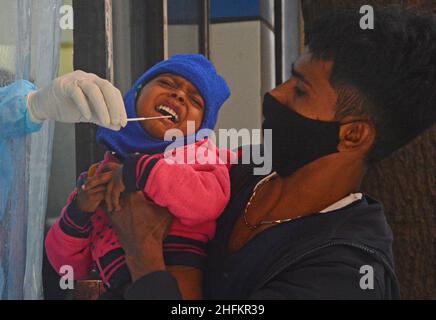 Kalkutta, Indien. 17th Januar 2022. Ein Vater, der sein Kind in der Hand hielt, kam zur Abstrichuntersuchung ins Krankenhaus. Zum Zeitpunkt der Einnahme eines Tupfers weinte das Kind. Der Covid-Test wurde in einem Krankenhaus während des Anstiegs der Covid-omicron-Variante durchgeführt, Kinder sind ebenfalls infiziert. Laut dem am Montag aktualisierten Gesundheitsbericht hat Indien in den letzten 24 Stunden 2,58 lakh Covid-19 Fälle und 385 Todesfälle verzeichnet. (Foto von Rahul Sadhukhan/Pacific Press) Quelle: Pacific Press Media Production Corp./Alamy Live News Stockfoto