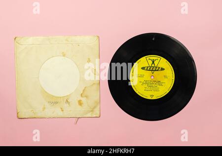 Eine alte Vinylplatte. Der berühmte sowjetische Sänger Wladimir Troschin. Volkslieder der sowjetischen Bürger der 1950s. Tonaufnahme 1956, UdSSR. Ad Stockfoto