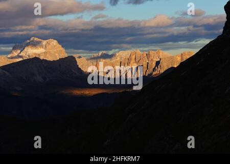 Dolomiten, Dolomiti, Südtirol, Italien, leuchtende Gipfel der Felsen und Berge vom Gadertal mit Frau und atemberaubenden Wolken Stockfoto