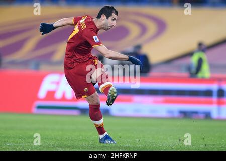 Rom, Italien. 16th Januar 2022. Henrikh Mkhitaryan von AS Roma während des Serie-A-Spiels zwischen Roma und Cagliari im Stadio Olimpico, Rom, Italien, am 16. Januar 2022. Kredit: Giuseppe Maffia/Alamy Live Nachrichten Stockfoto