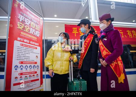 (220117) -- CHONGQING, 17. Januar 2022 (Xinhua) -- Eine Eisenbahnpolizefrau und ein Besatzungsmitglied erklären einem Passagier in der südwestlichen chinesischen Gemeinde Chongqing, 17. Januar 2022, sichere Reisetipps. Die chinesische Reisesaison für das Frühlingsfest 2022 wird voraussichtlich 1,18 Milliarden Fahrgastreisen verzeichnen, ein Anstieg von 35,6 Prozent im Vergleich zum Vorjahr, aber 20,3 Prozent weniger als im Jahr 2020, teilte das Verkehrsministerium mit. Die 40-tägige Reisesaison, auch bekannt als chunyun, begann am Montag und viele Menschen werden reisen, um sich mit ihren Familien zum Lunar New Year oder zum Frühlingsfest, das dieses Jahr am 1. Februar stattfindet, zu vereinen. Stockfoto