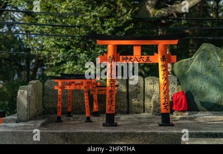 Ein Bild von einigen Miniatur-Torii-Toren am Fushimi Inari Taisha-Schrein. Stockfoto