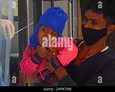 Kalkutta, Westbengalen, Indien. 17th Januar 2022. Ein Vater, der sein Kind in der Hand hielt, kam zur Abstrichuntersuchung ins Krankenhaus. Zum Zeitpunkt der Einnahme eines Tupfers weinte das Kind. Der Covid-Test wurde in einem Krankenhaus während des Anstiegs der Covid-omicron-Variante durchgeführt, Kinder sind ebenfalls infiziert. Laut dem am Montag aktualisierten Gesundheitsbericht hat Indien in den letzten 24 Stunden 2,58 lakh Covid-19 Fälle und 385 Todesfälle verzeichnet. (Bild: © Rahul Sadhukhan/Pacific Press via ZUMA Press Wire) Stockfoto