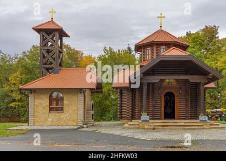 Belgrad, Serbien - 23. Oktober 2021: Hölzerne orthodoxe Kirche der heilige Despot Stefan Lazarevic auf dem Gipfel des Avala-Berges. Stockfoto